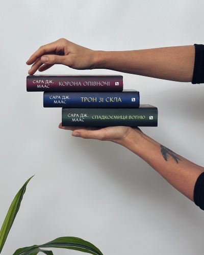 Трон зі скла: Епічна сага про магію, інтриги та боротьбу за свободу Трон зі скла: Епічна сага про магію, інтриги та боротьбу за свободу