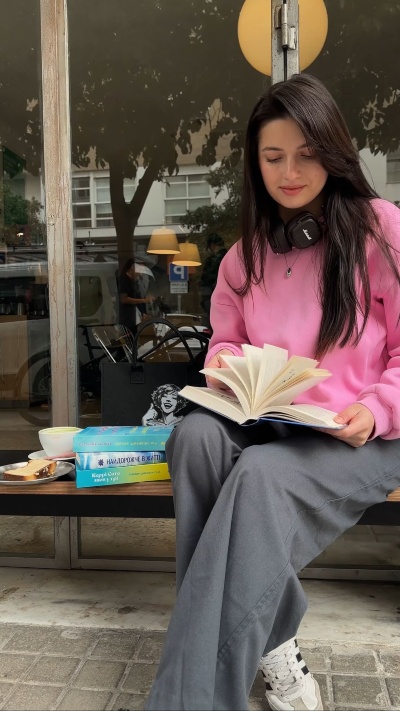 Ідеальний весняний ранок з книгою: натхнення та рекомендації для читачів Ідеальний весняний ранок з книгою: натхнення та рекомендації для читачів