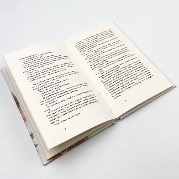 Щасливі люди читають книжки і п’ють каву