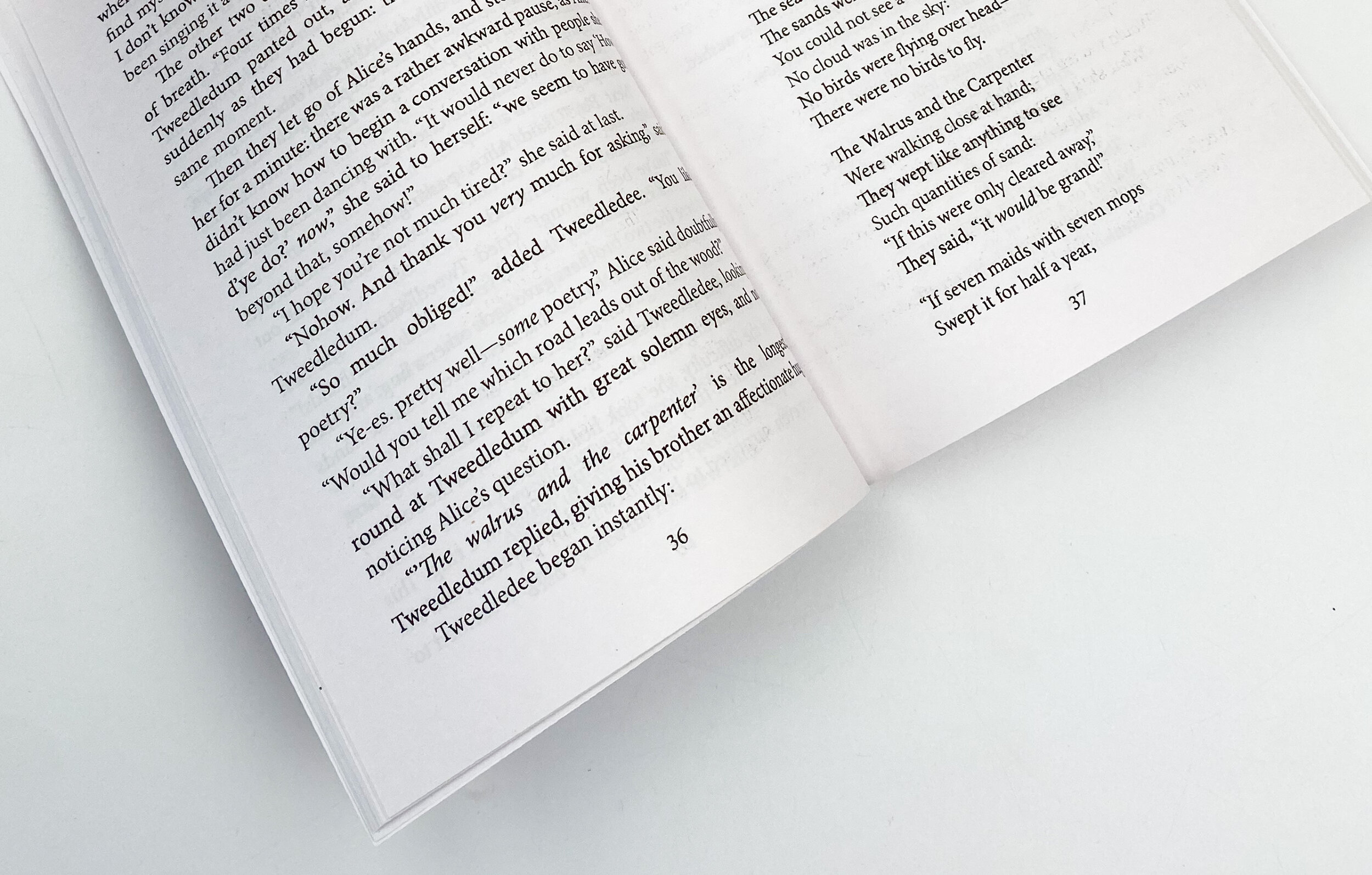 Through the Looking-Glass, and What Alice Found There (Аліса в Задзеркаллі). Автор — Льюис Кэрролл. 