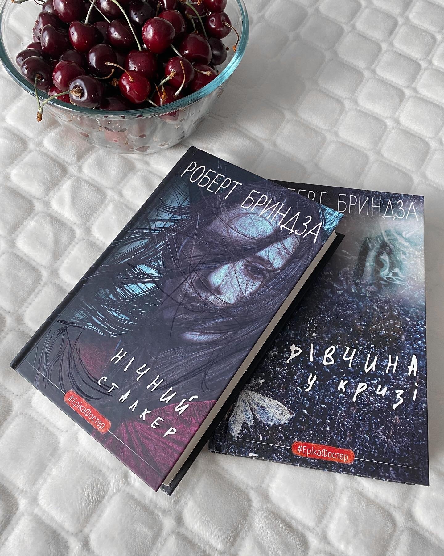 Дівчина у кризі. Детективний роман про Еріку Фостер. Автор — Бриндза Роберт. 