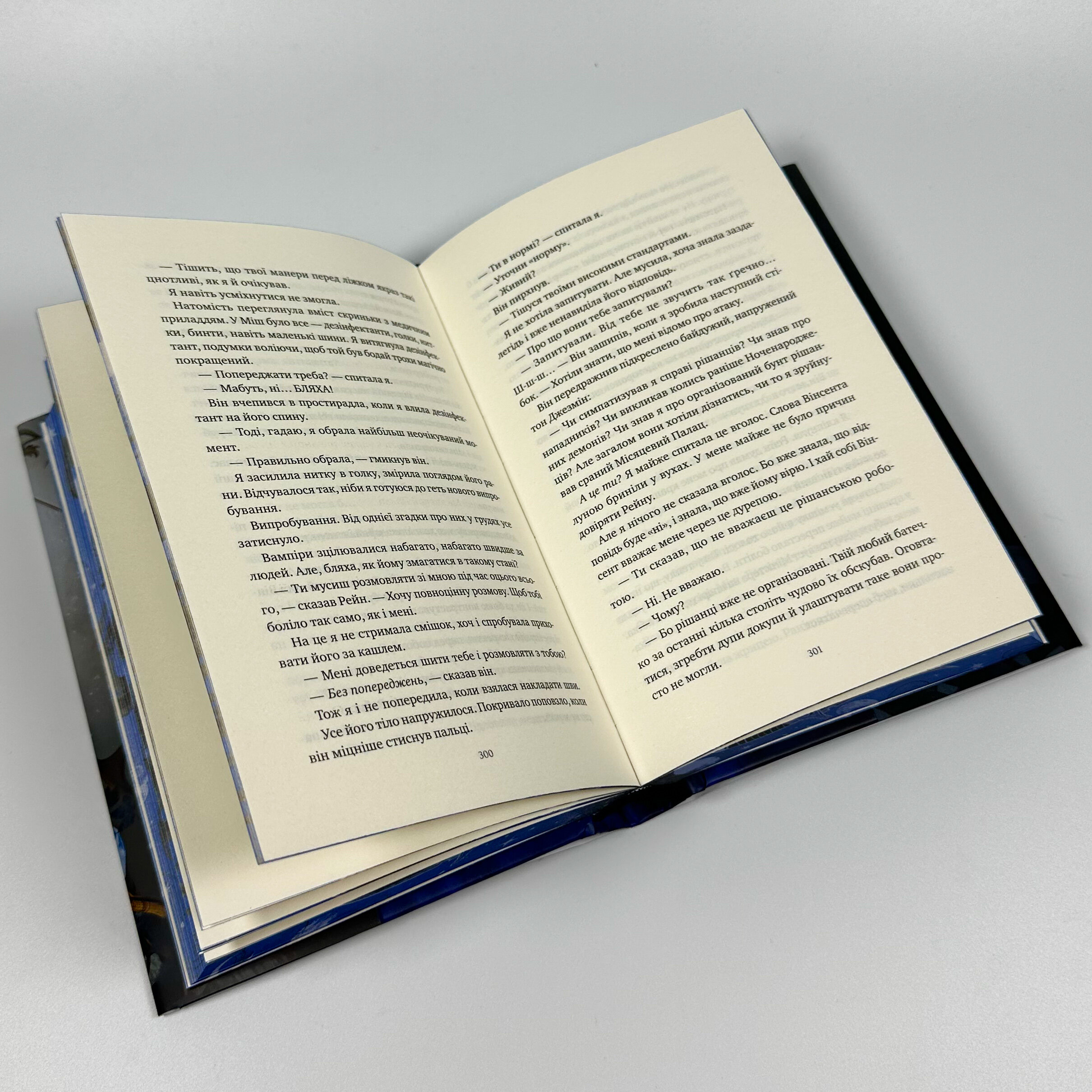 Змія й крила ночі (Корона Ніаксії #1). Автор — Карісса Бродбенд. 