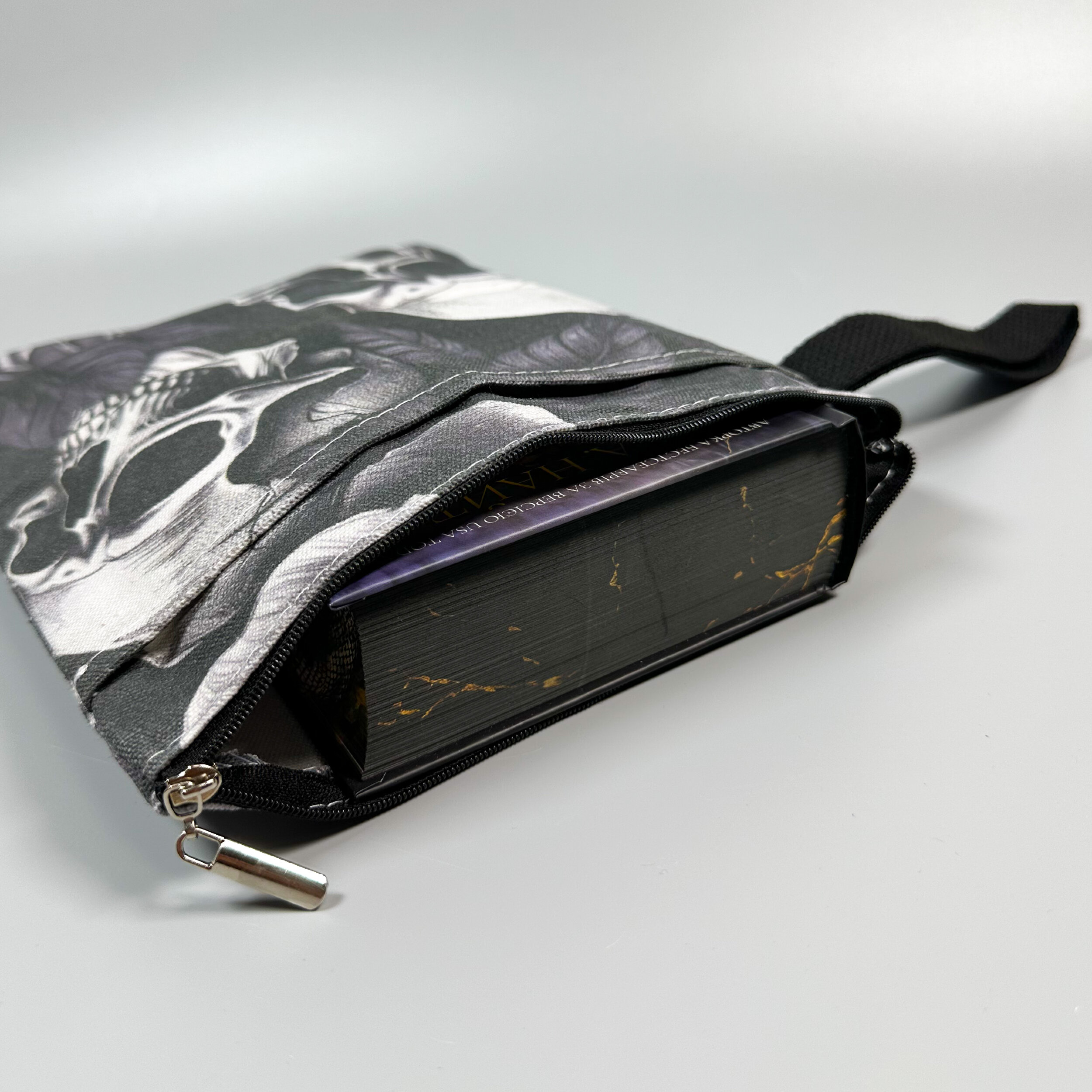 Чохол для книг з черепами . . 