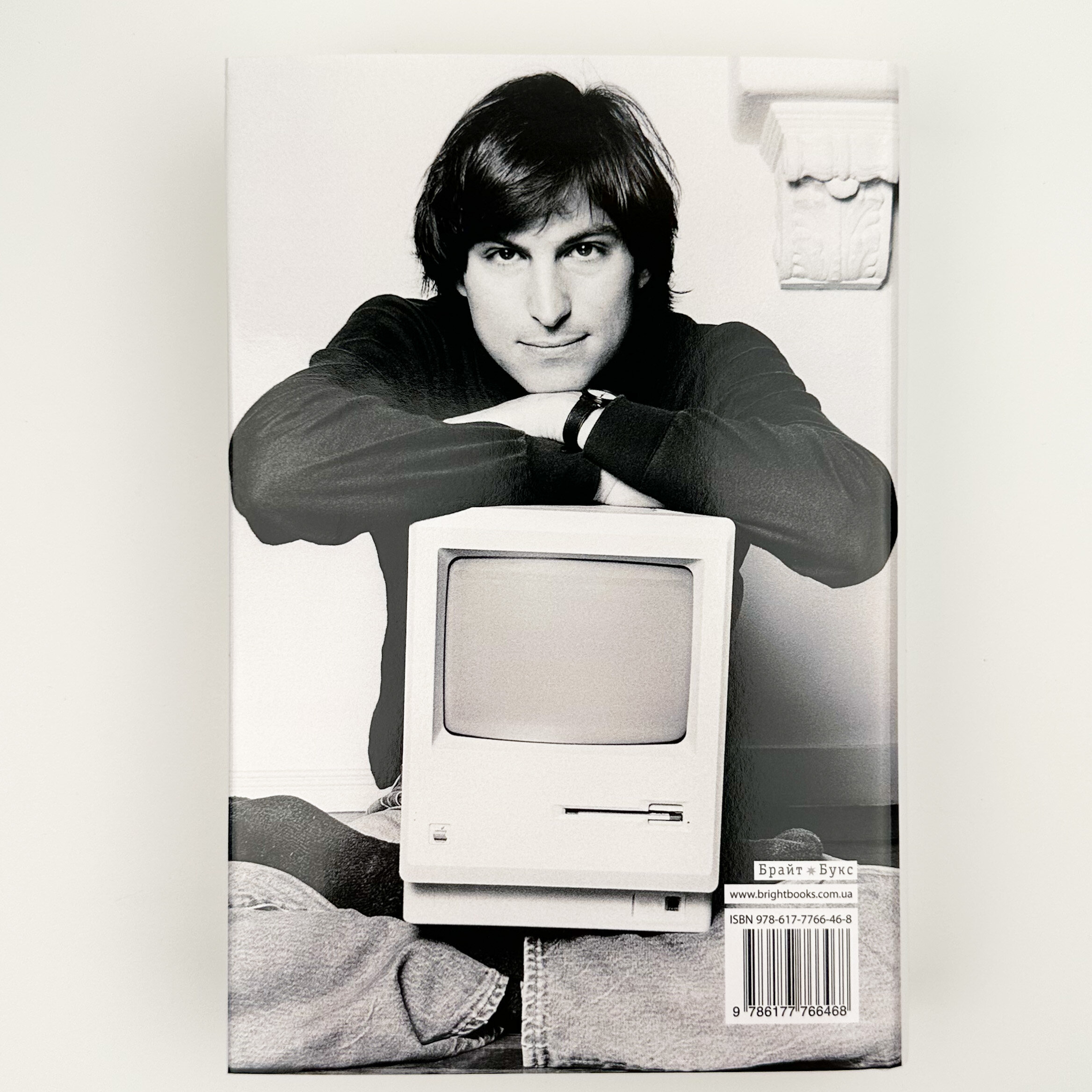 Стів Джобс. Автор — Волтер Айзексон. 